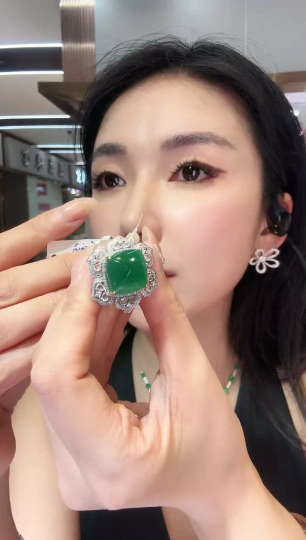 18K金镶嵌戒指祖母绿16.80ct