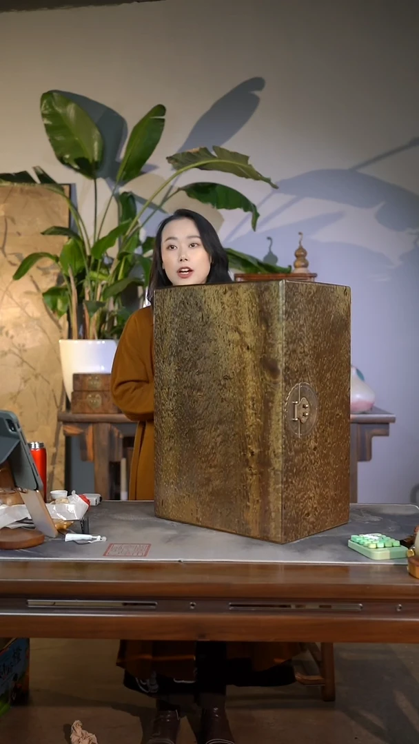 金丝楠龙胆纹精工一木一器大收纳箱