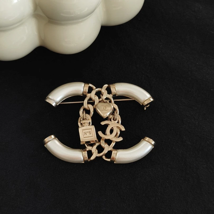 95新 Chanel/香奈儿 Chanel多元素18b吊坠双C胸针｜1002