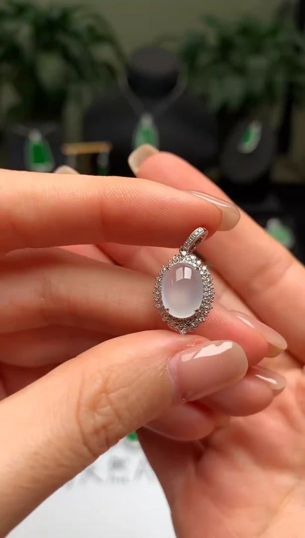 颈饰18K金镶嵌翡翠冰蛋