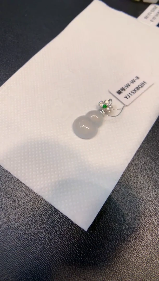 颈饰18K金镶嵌翡翠葫芦