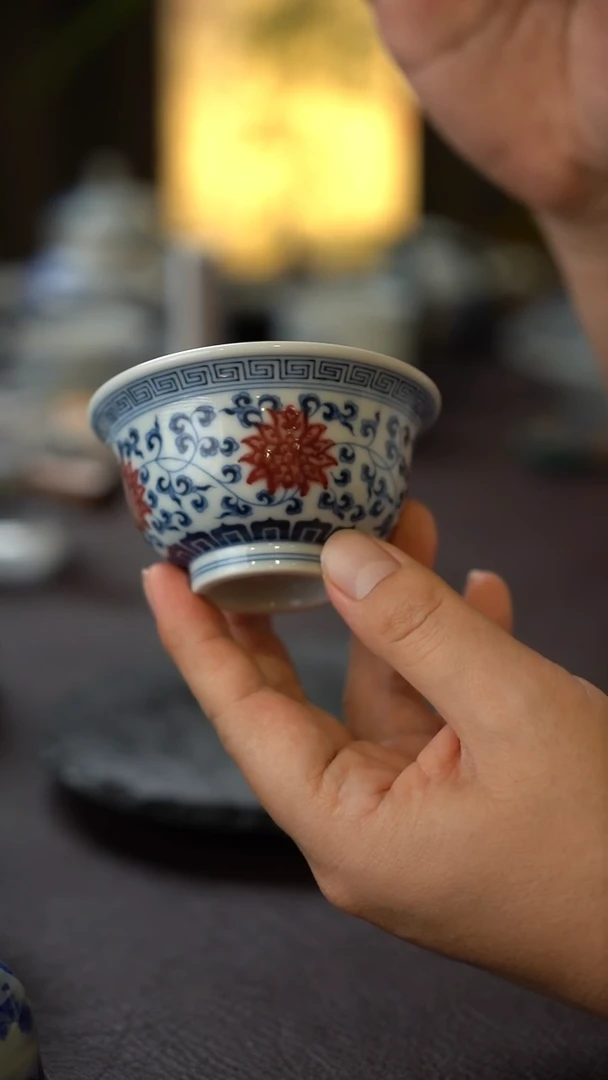 景德镇全手工手绘青花釉里红缠枝莲压手杯