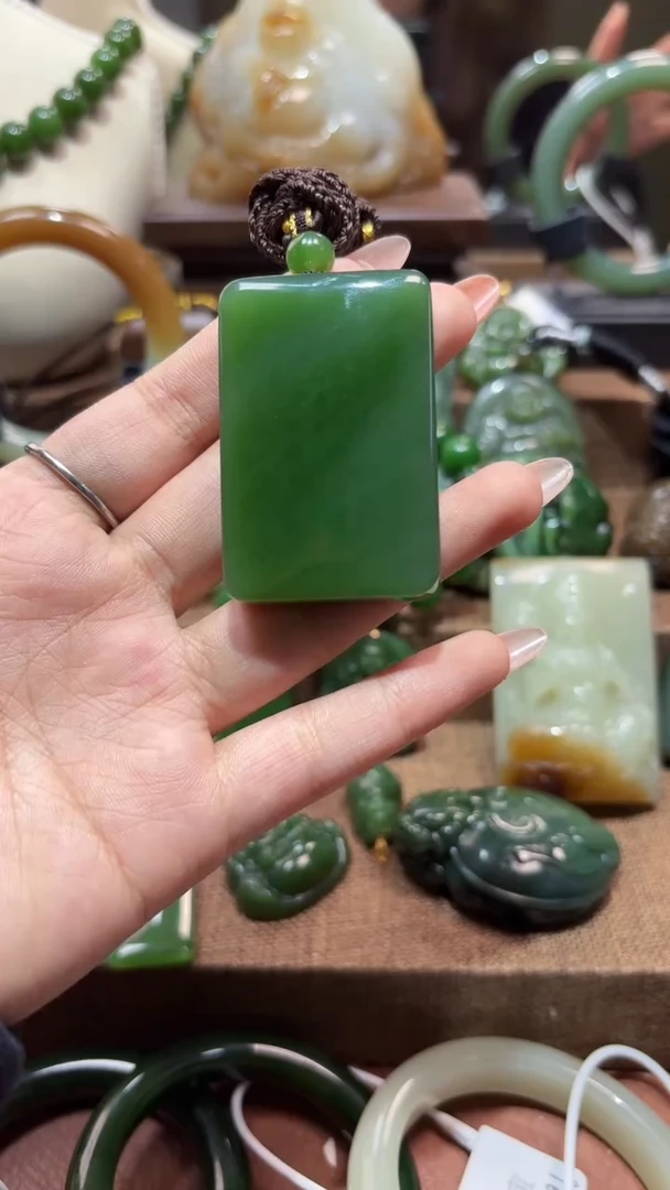 颈饰未镶嵌和田玉（碧玉）1