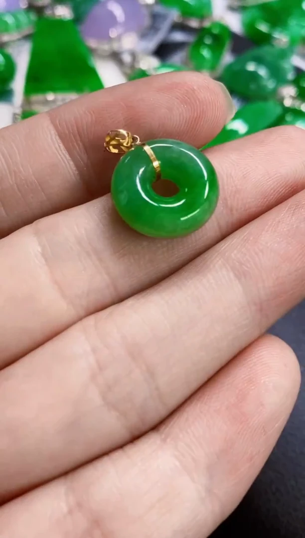 颈饰18K金镶嵌翡翠吊坠