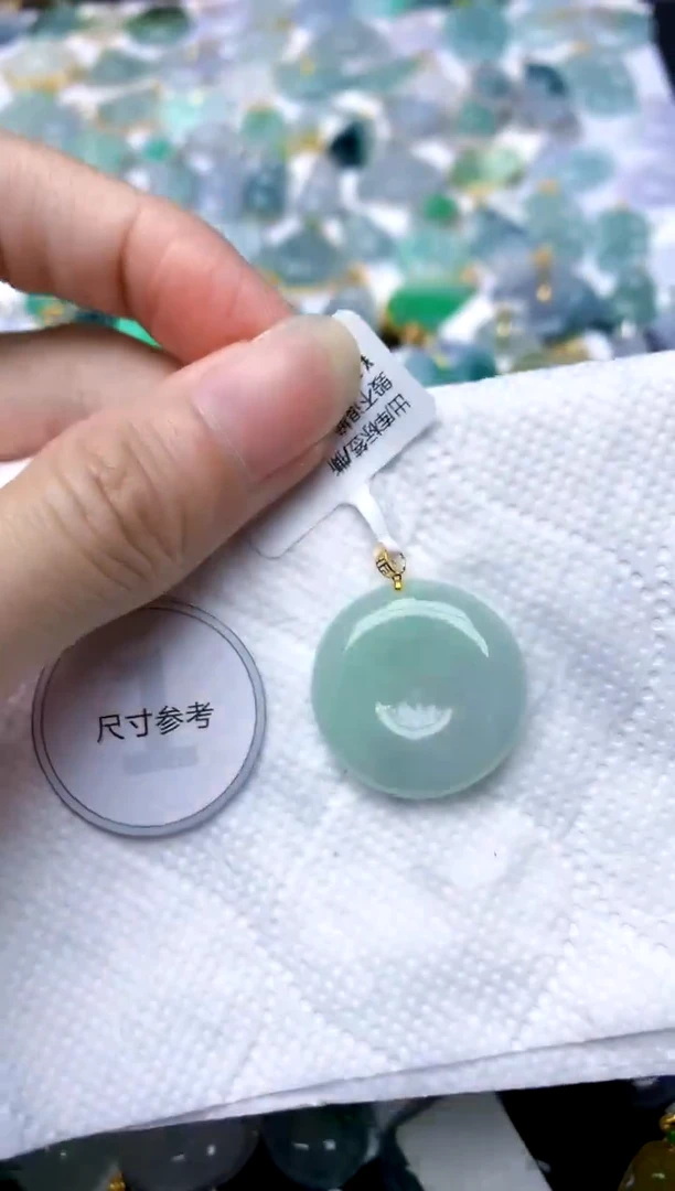 颈饰18K金镶嵌翡翠天然A货翡翠