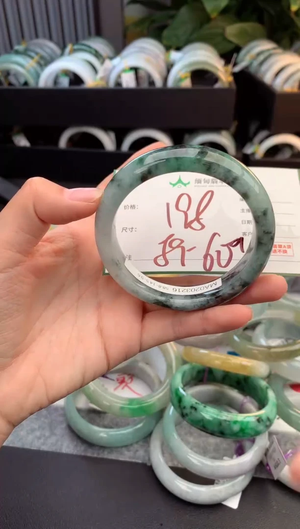 未镶嵌定制翡翠人****心毛货需精细抛光+多人