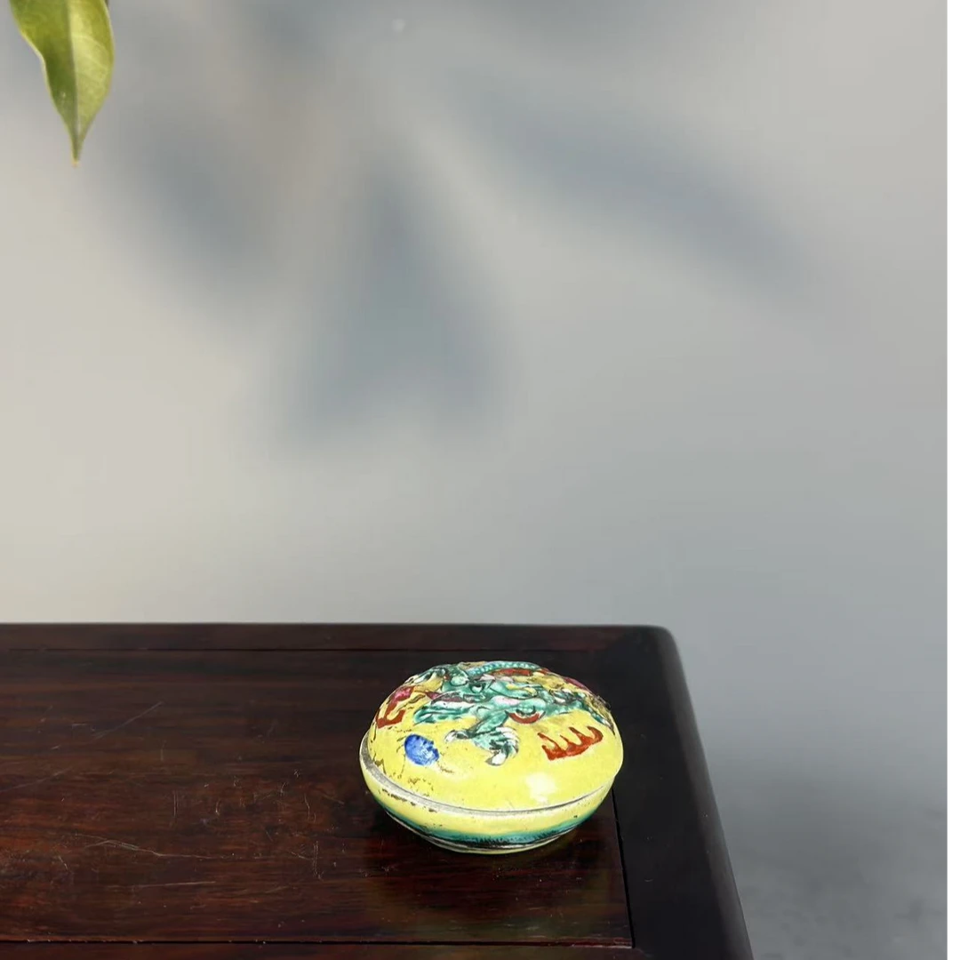 9;民国黄地粉彩龙纹盖盒