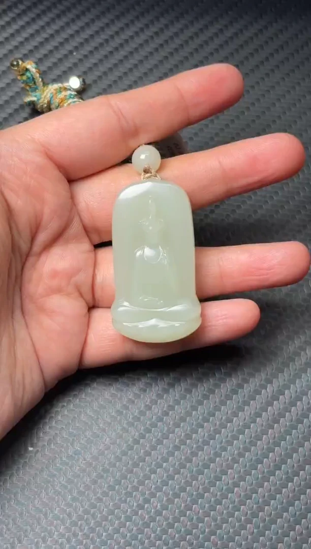 吊坠(赠链)未镶嵌和田玉且末迪克兰一细微色差吊坠