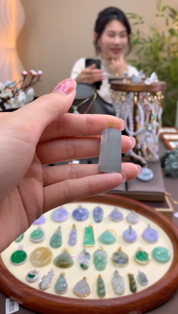 【闪购商品】翡翠颈饰18K金镶嵌无事牌