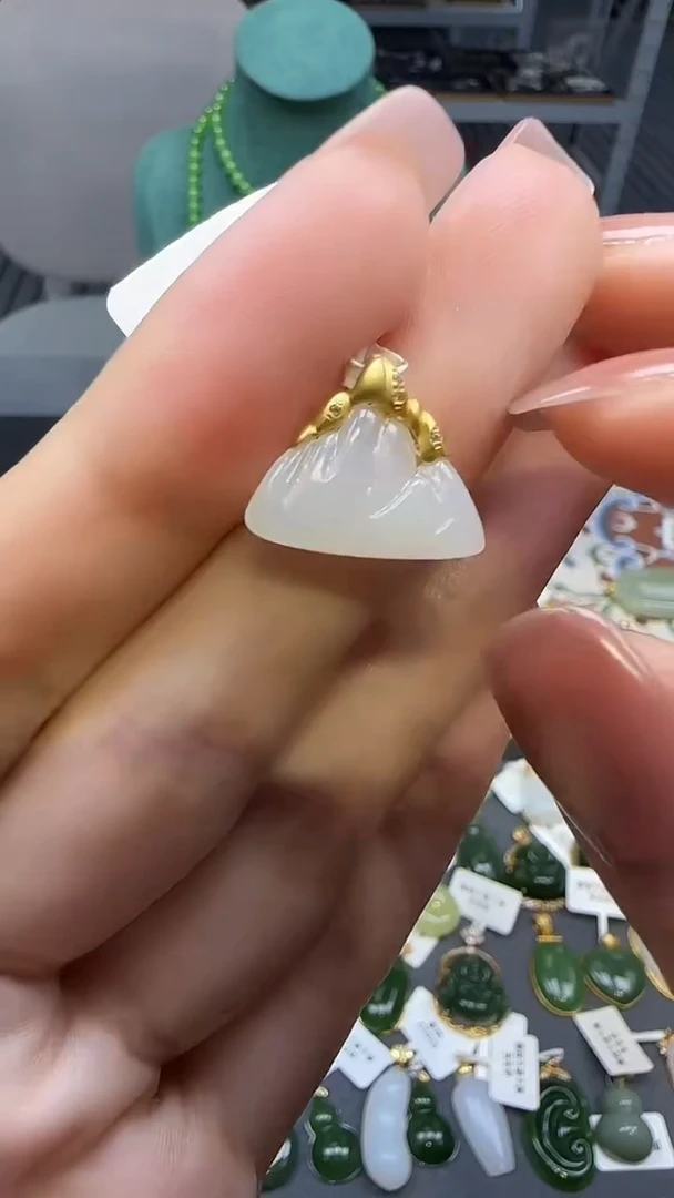 18K金镶嵌和田玉挂件1