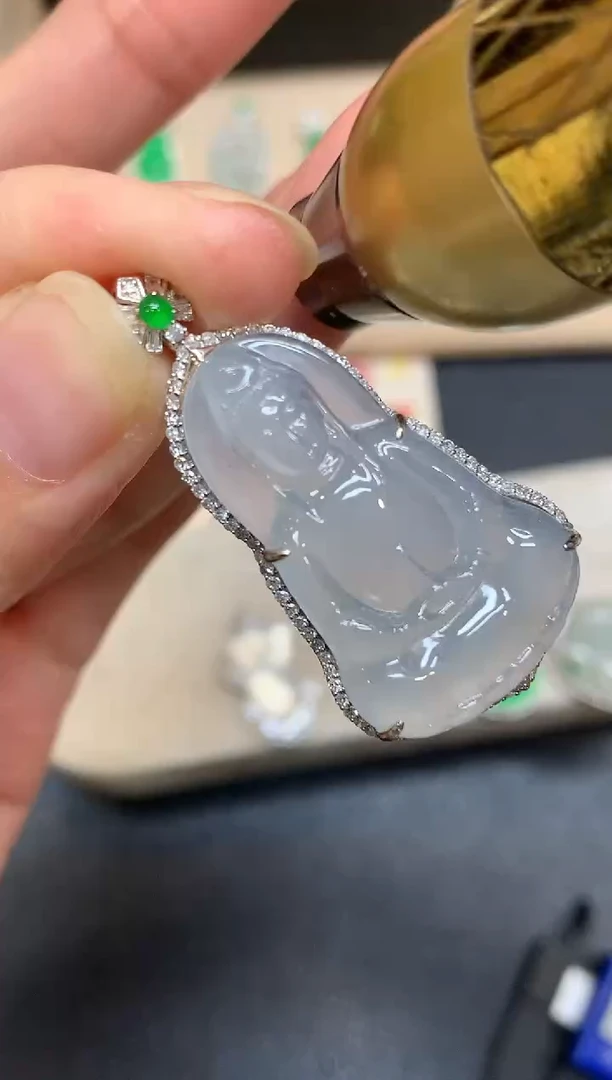颈饰18K金镶嵌翡翠?**?观音【无服务费