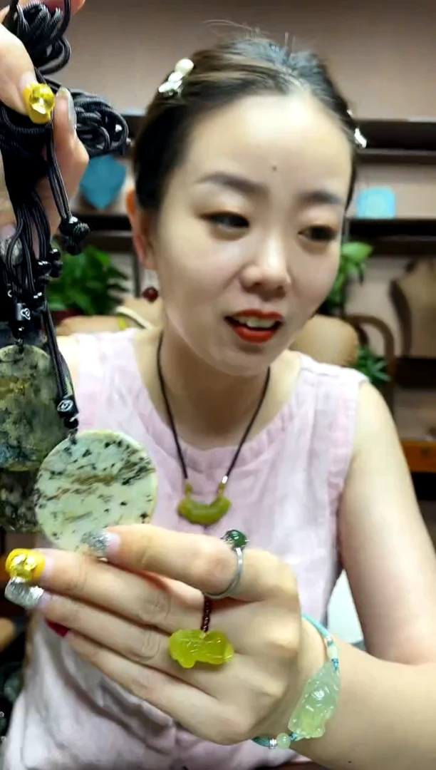 岫玉未镶嵌吊坠多样性发货发其中之一微瑕