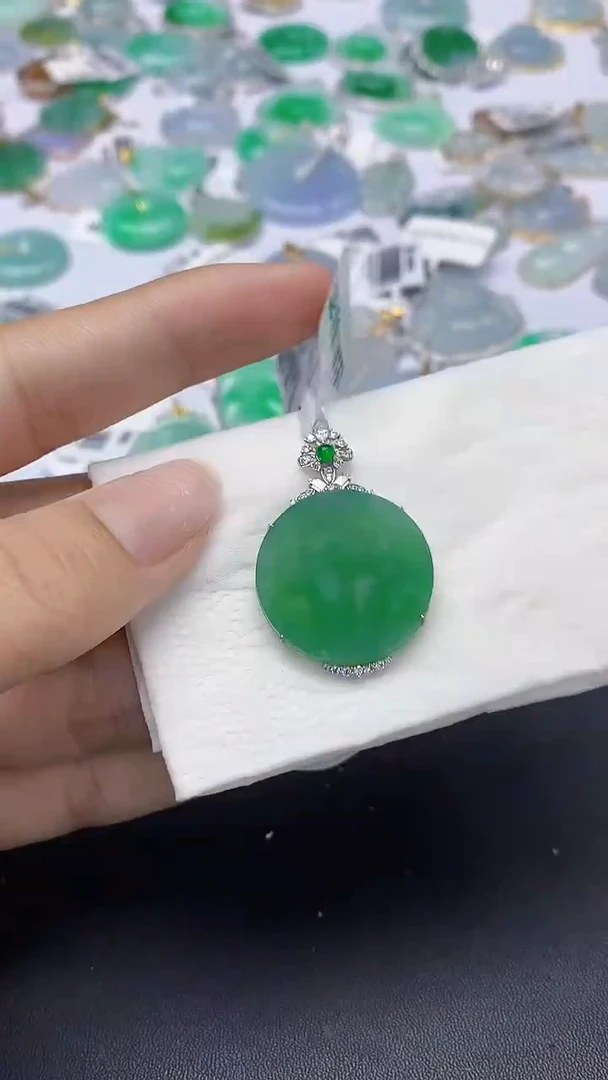 翡翠18K金镶嵌颈饰天然缅甸a货翡翠