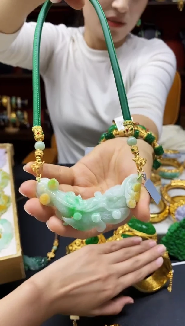 颈饰未镶嵌翡翠吊坠