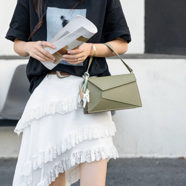 Jinho/金猴2025夏季头层牛皮荔枝纹单肩腋下斜挎包立体几何手机包