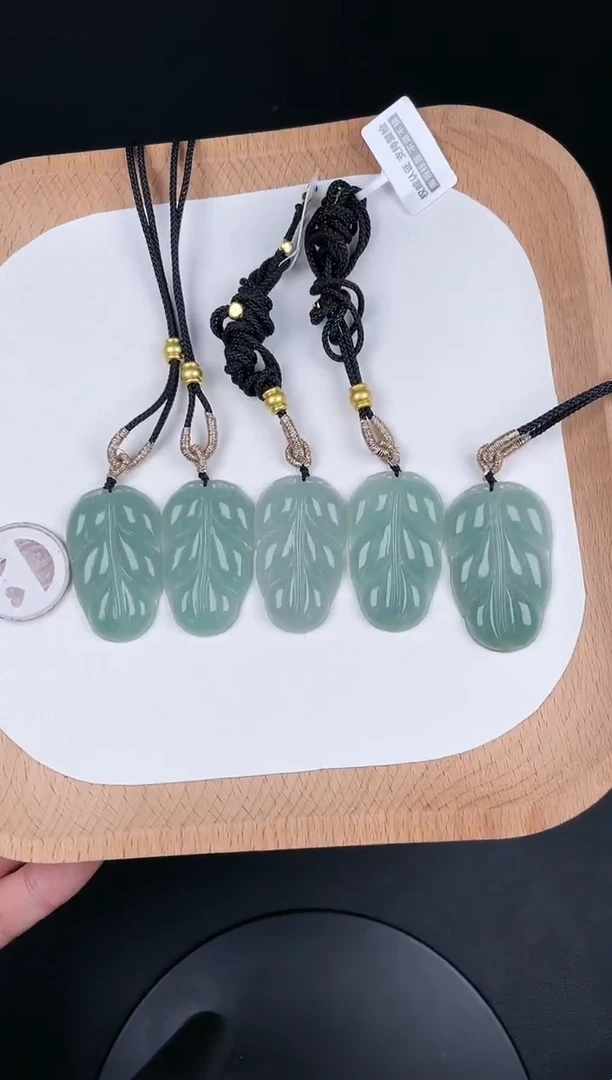 翡翠未镶嵌颈饰LA061翡翠冰绿叶子（多样性发其一）