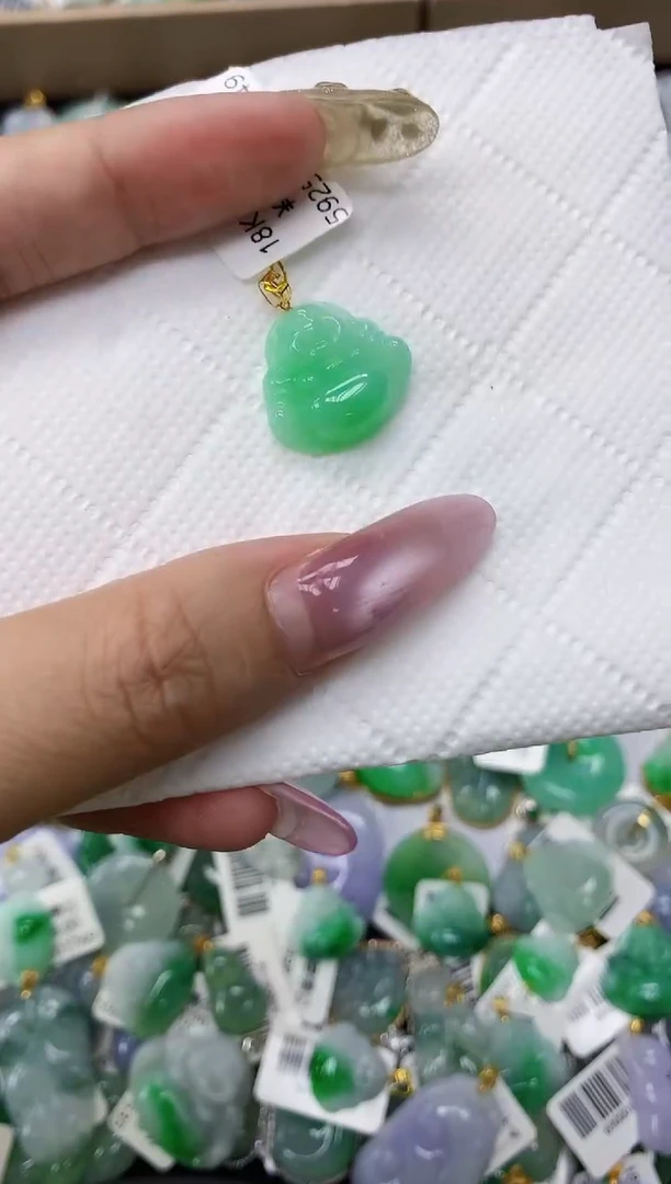 翡翠18K金镶嵌颈饰1111111111