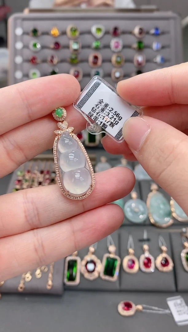 颈饰18K金镶嵌翡翠3.21