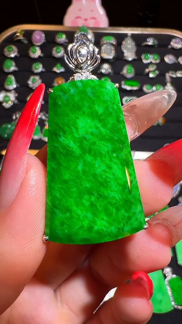 18K金镶嵌挂件翡翠吊坠