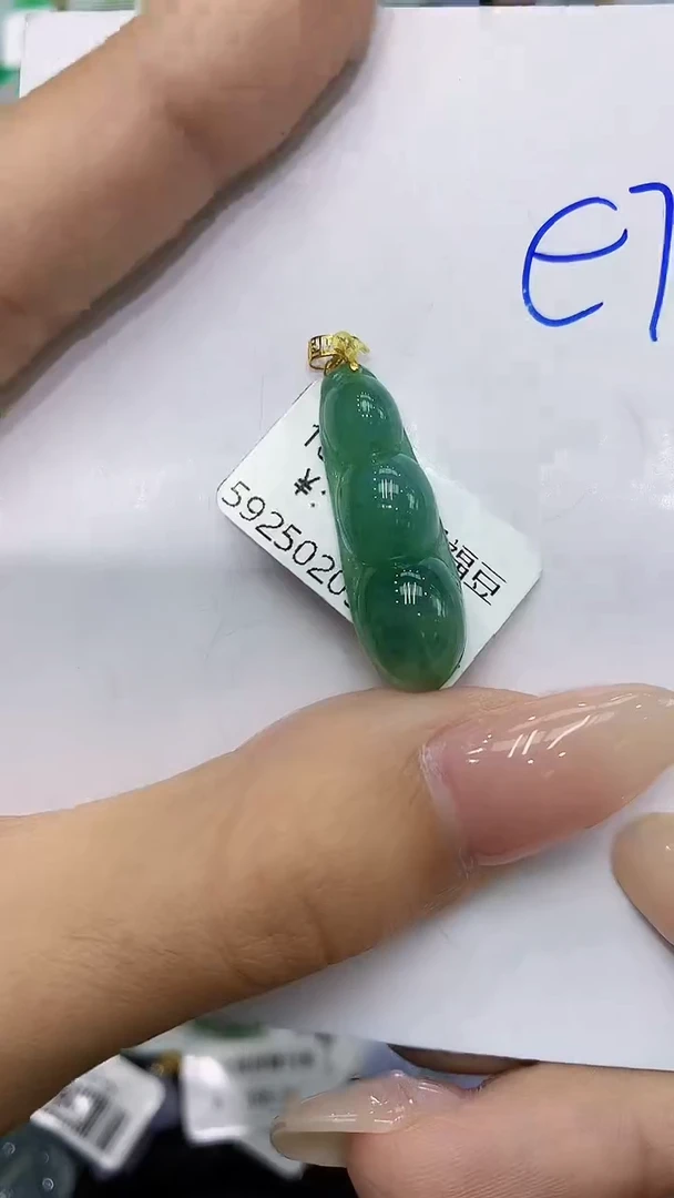 翡翠18K金镶嵌颈饰111111111111