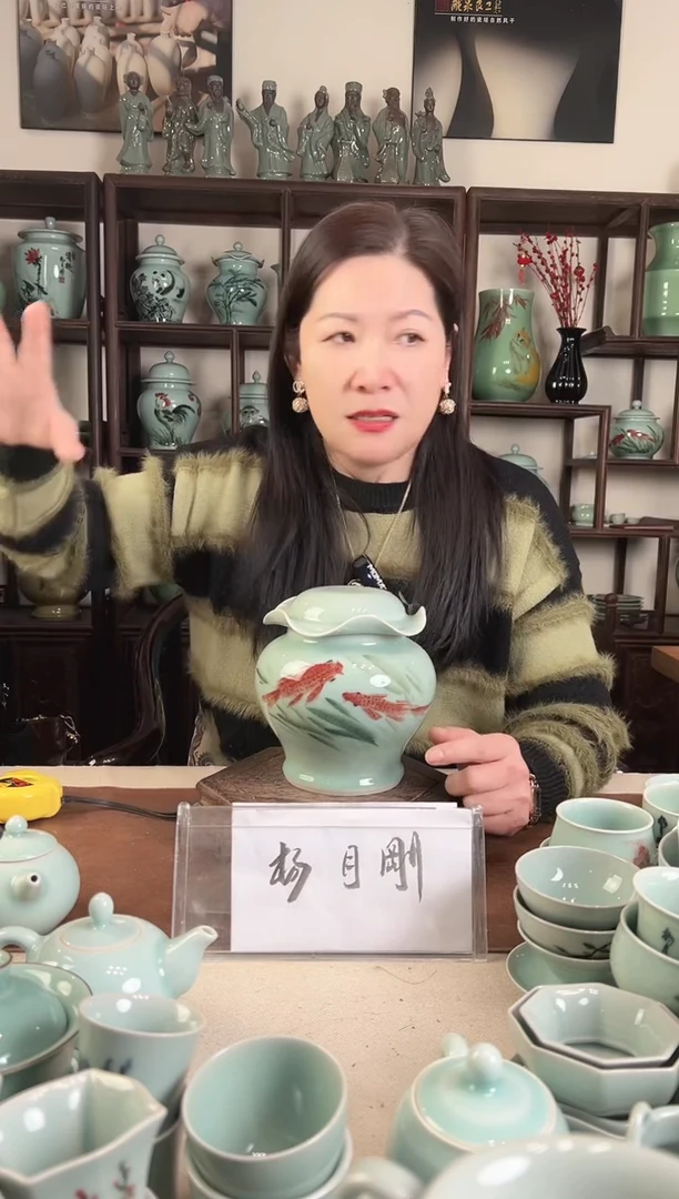 釉中彩 鱼画 荷叶盖罐L