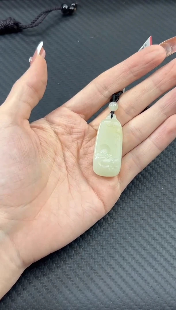 【闪购商品】和田玉吊坠(赠链)未镶嵌且末微色差近矿吊坠