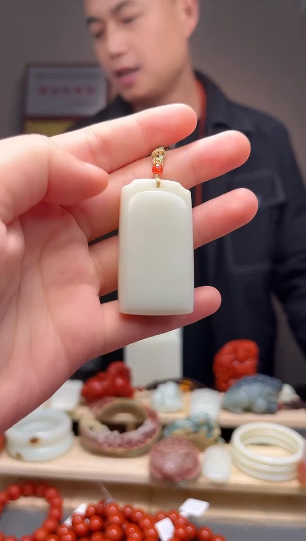 颈饰未镶嵌和田玉吊坠