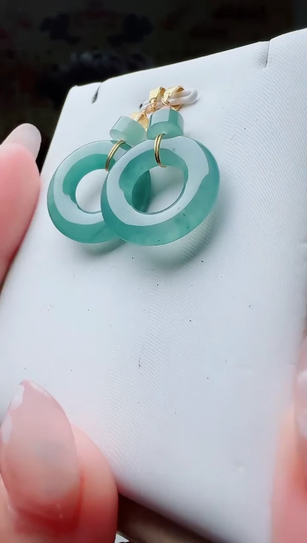 翡翠未镶嵌颈饰多样性发其一