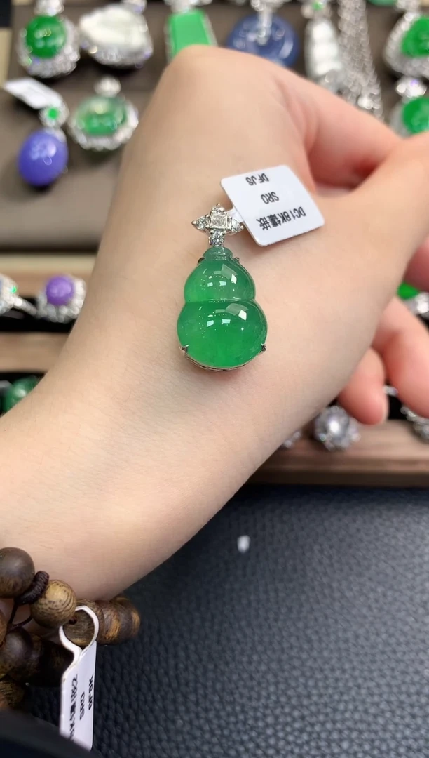 翡翠18K金镶嵌吊坠(不含链)春日珠宝 D18