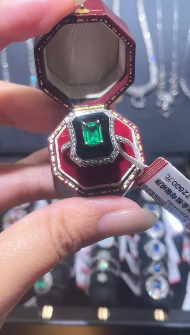 【闪购商品】祖母绿戒指18K金镶嵌祖母绿戒指