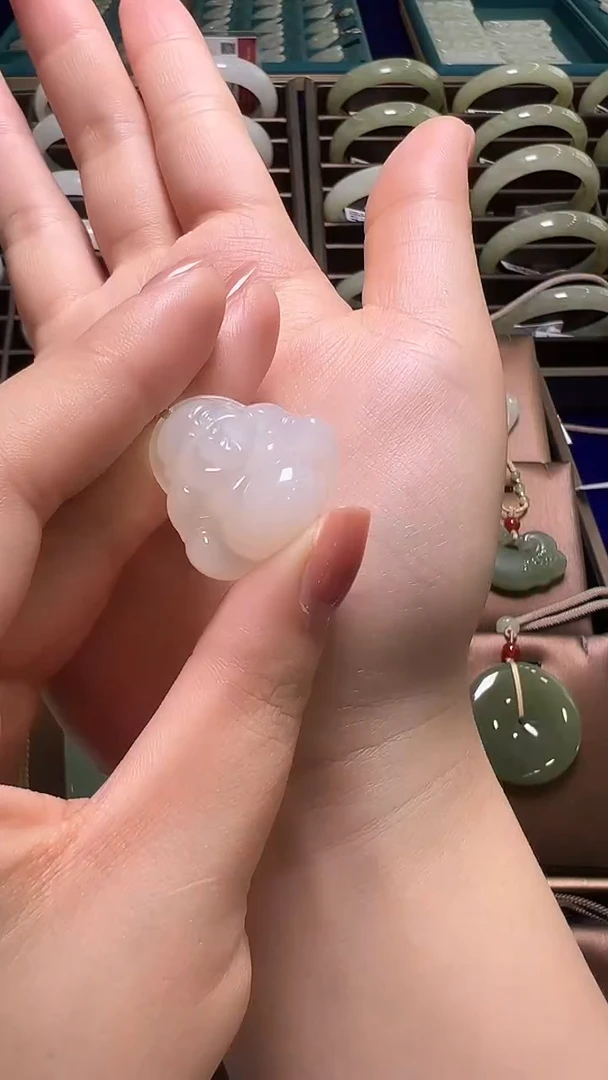 和田玉未镶嵌颈饰吊坠