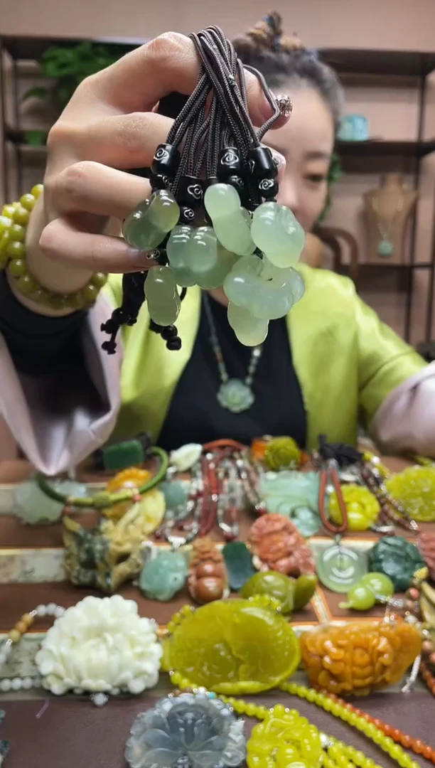 未镶嵌岫玉吊坠多样性发货发其中之一