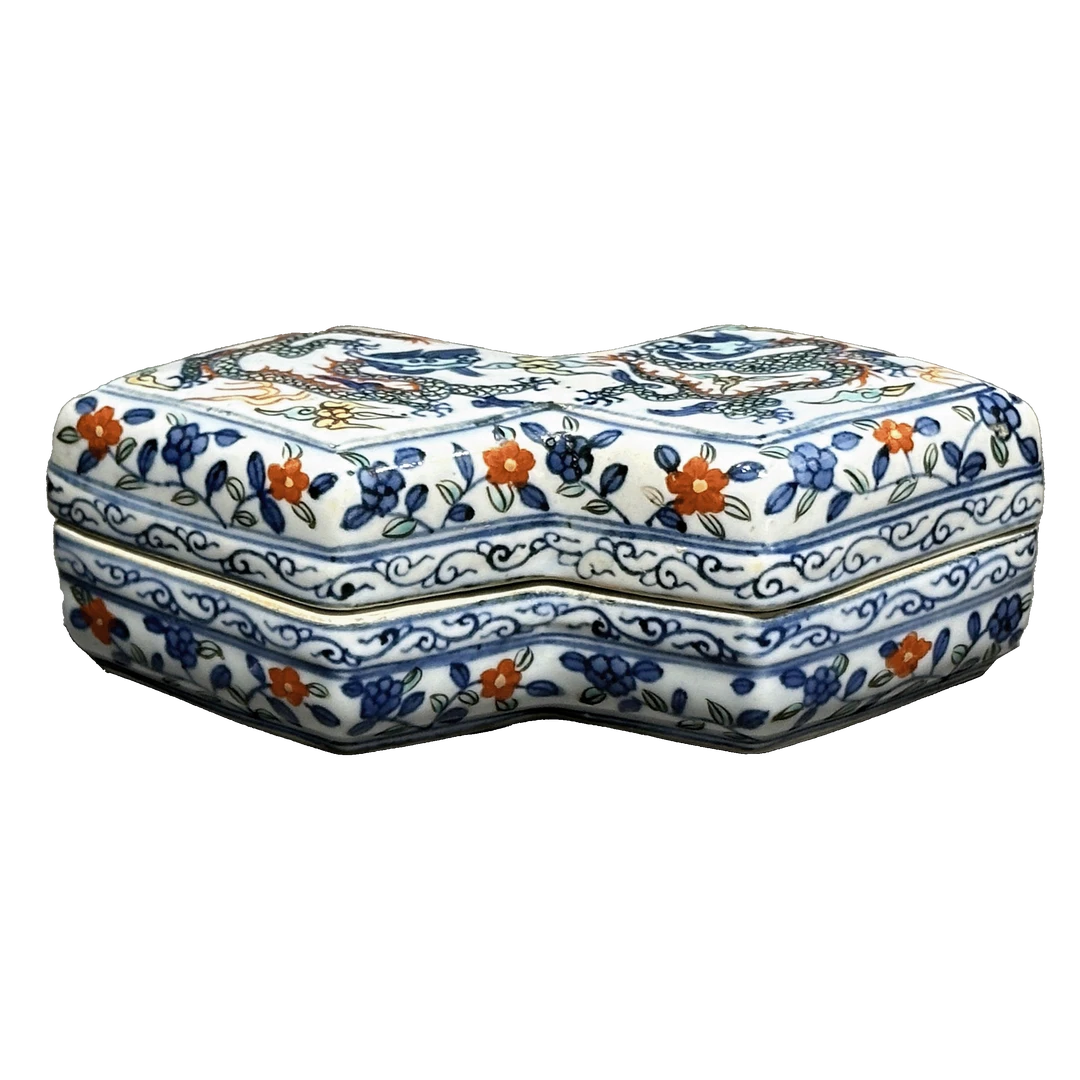 25040437y青花五彩双龙纹方胜形盖盒