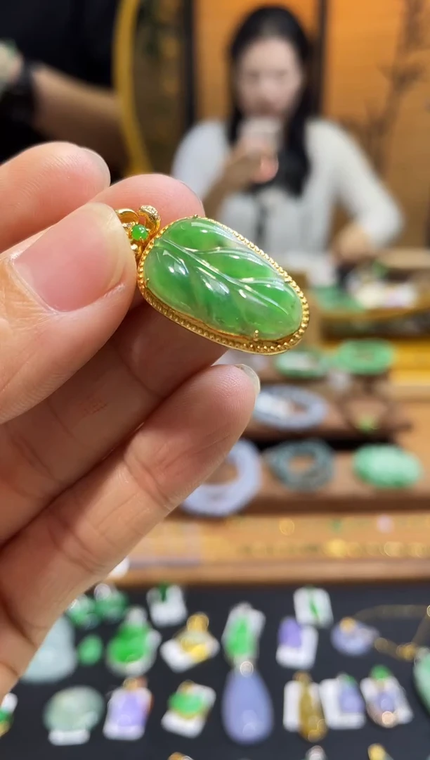 颈饰18K金镶嵌翡翠叶子
