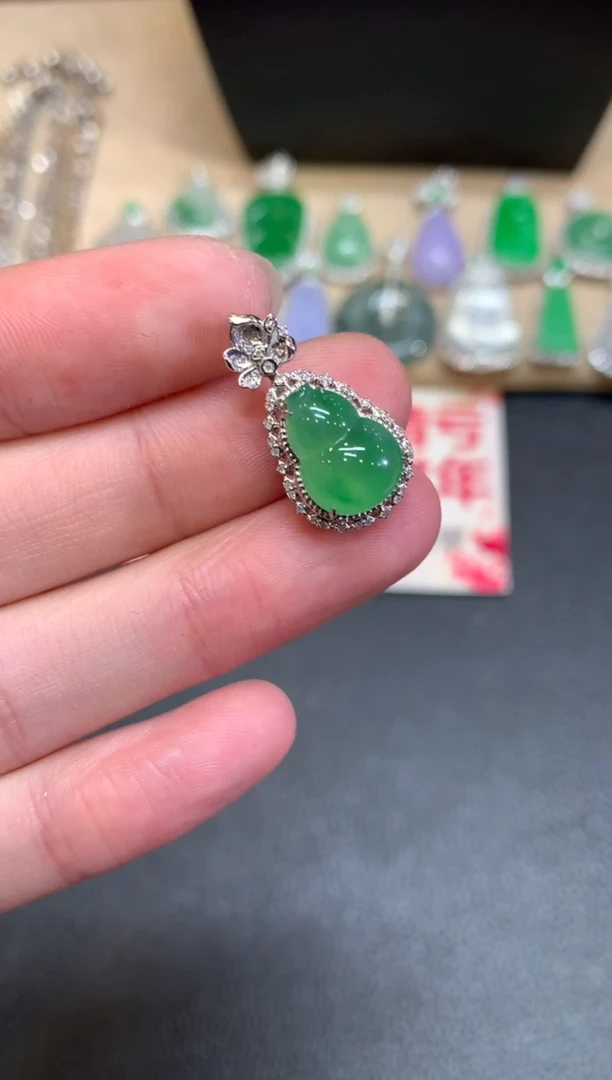 【闪购商品】翡翠颈饰18K金镶嵌葫芦【无服务费】