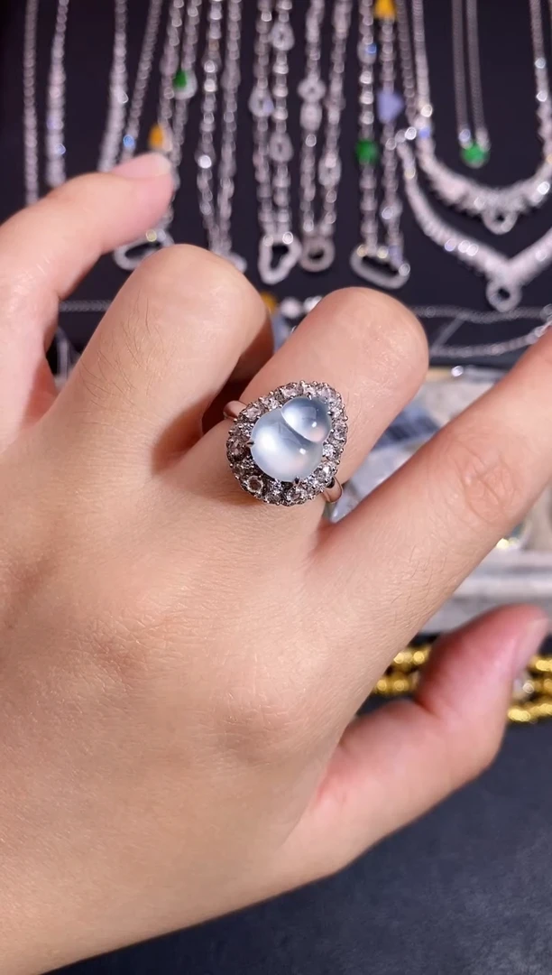 颈饰18K金镶嵌翡翠戒指