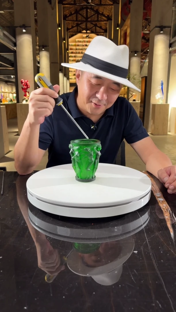 摆件祖母绿酒神笔筒