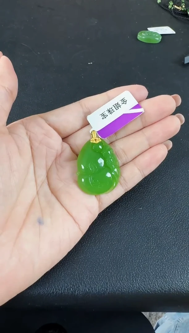 颈饰18K金镶嵌和田玉（碧玉）葫芦苹果绿