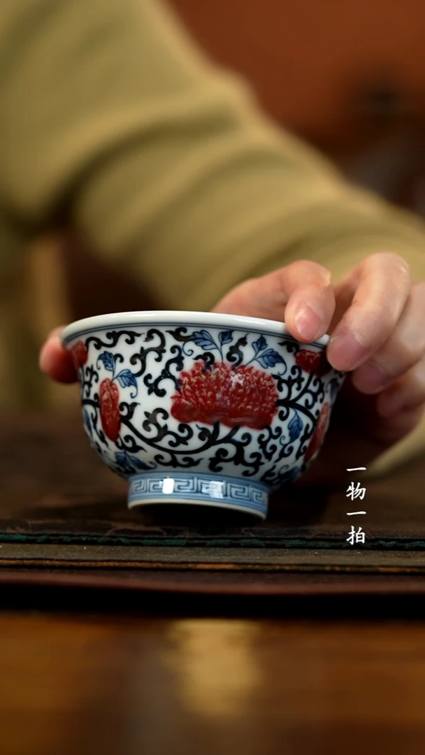 青花釉里红缠枝莲压手杯3号