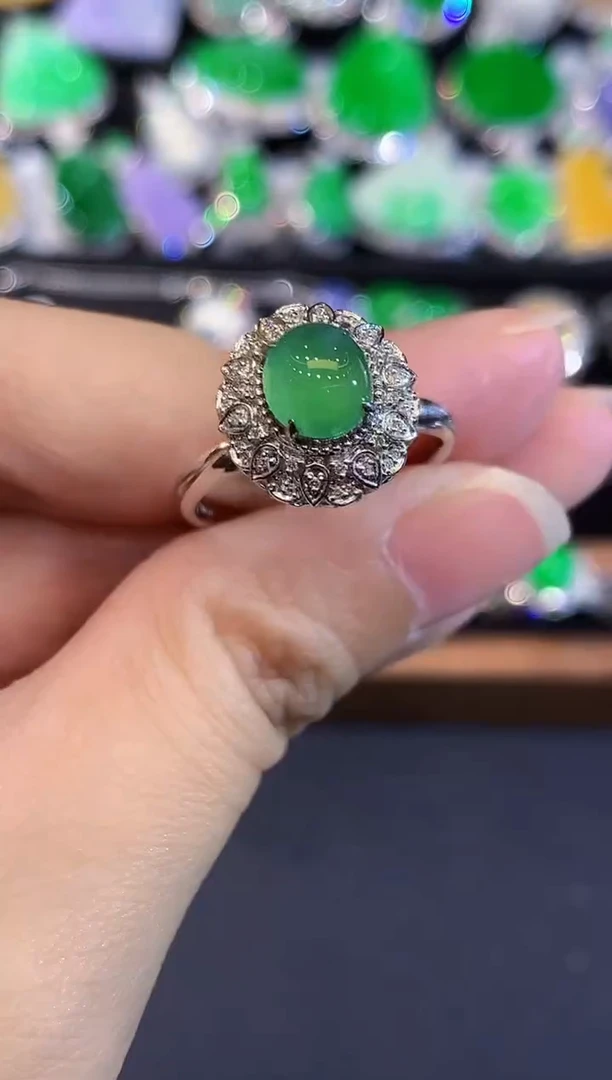 18K金镶嵌戒指翡翠多样性发其一