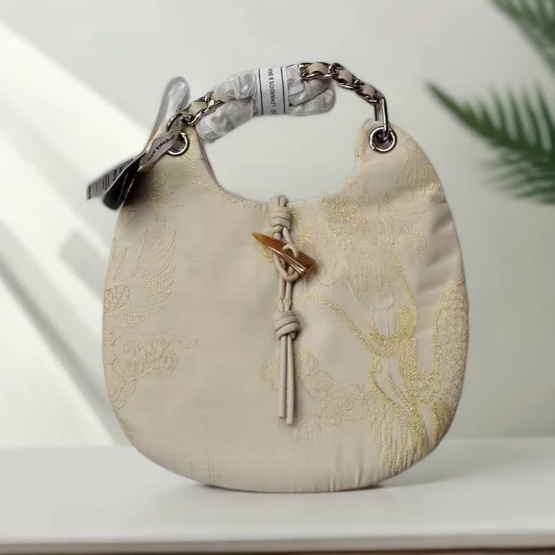 8316时尚刺绣多元牛角链条单间斜挎包