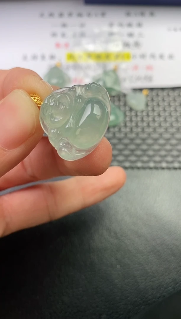 颈饰18K金镶嵌翡翠挂件