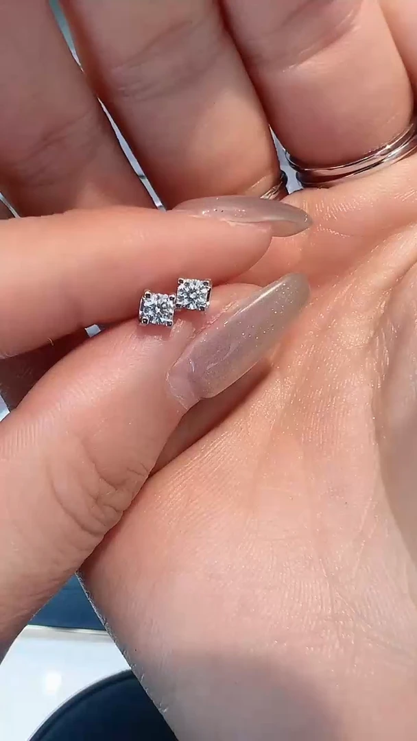 【闪购商品】钻石耳饰18K金镶嵌耳钉