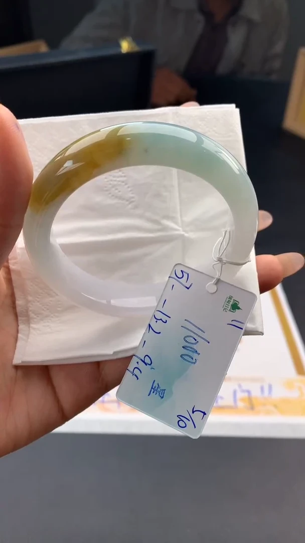 未镶嵌手镯翡翠自带#送人#，联系客服核对地址~