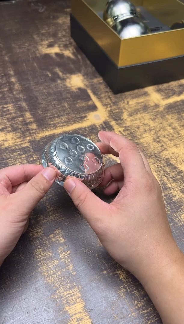 万*呆坐浮雕錾刻如意莲蓬盖置