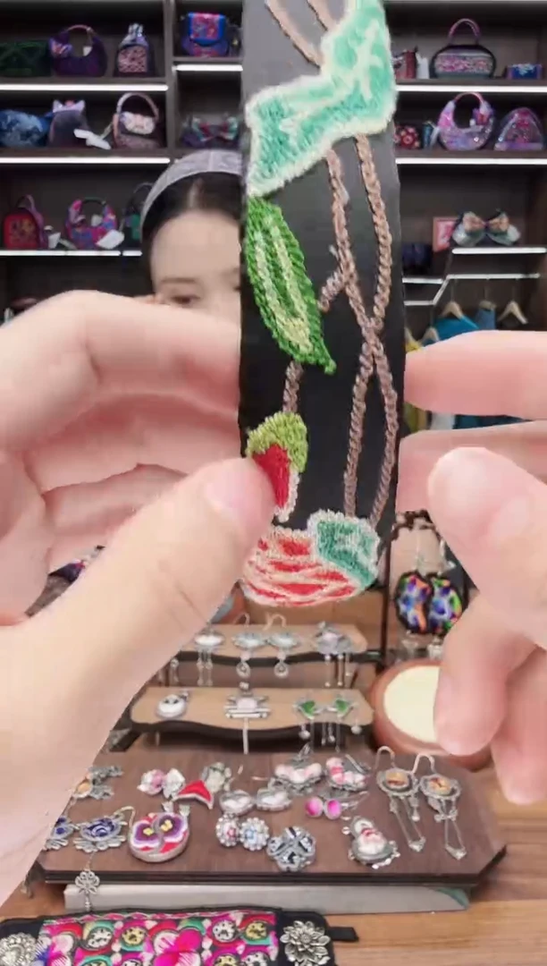 织绣177蒙阿苏苗绣传承店