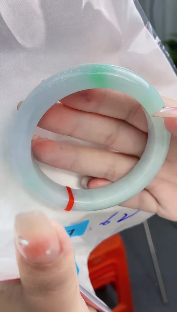 翡翠手镯未镶嵌翡翠手镯