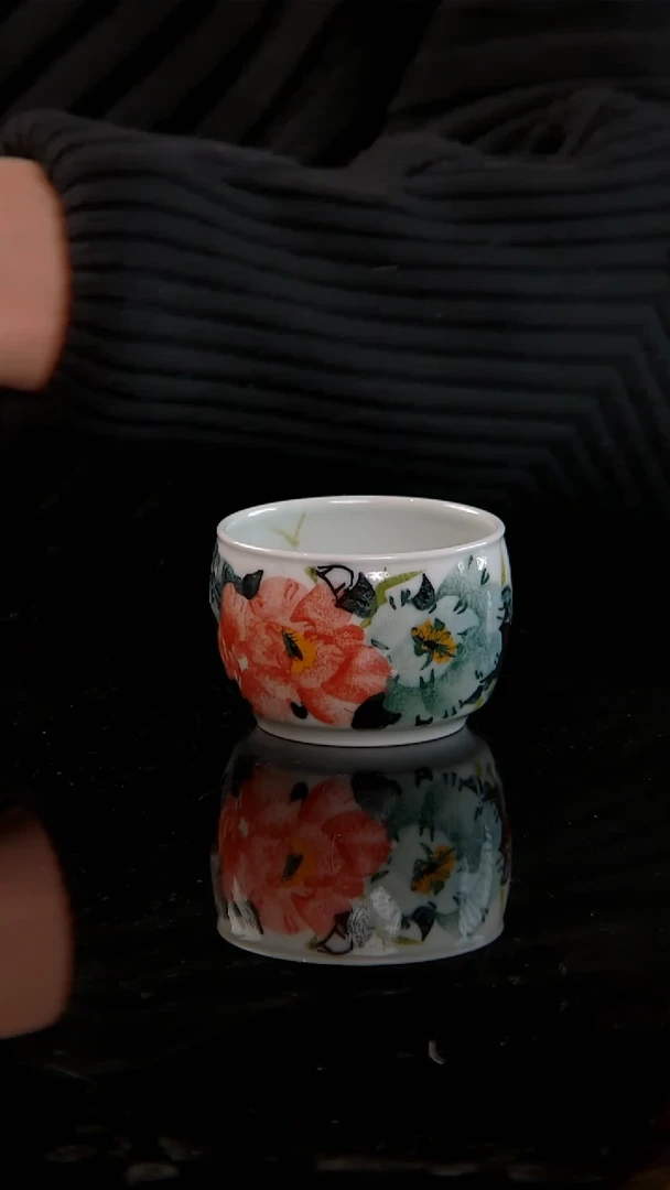 李华手绘釉中五彩牡丹缸杯