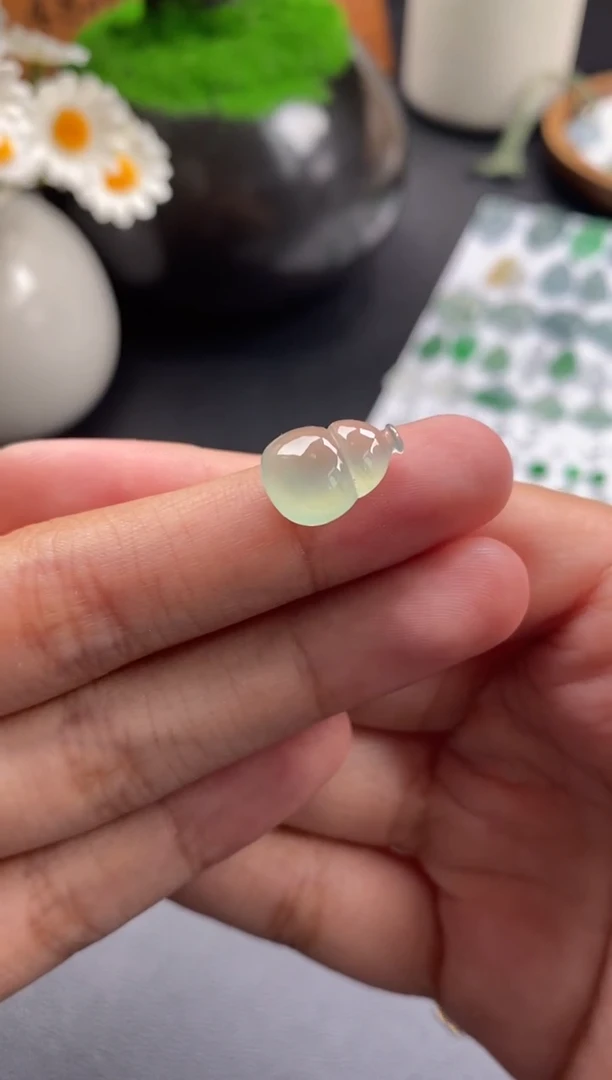 颈饰未镶嵌翡翠冰种葫芦