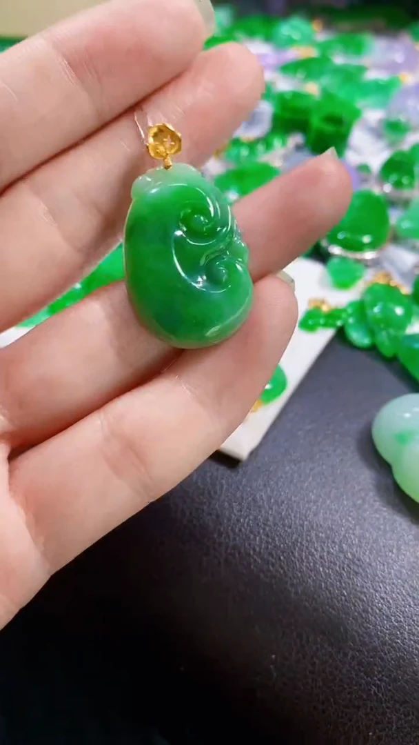颈饰18K金镶嵌翡翠如意